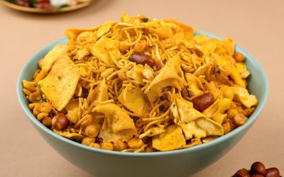 Lasun Farsaan features a garlic-infused savory mix with a rich aroma and bold spice. It gives a burst of flavor and is popular among those who like strong, zesty snacks.